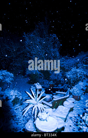 Snowfall in a back garden Foto Stock