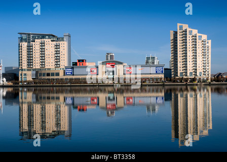 Guardando attraverso il chip di Manchester canal per l'Imperial Point, sovrano Point & Lowry Outlet mall Salford Quays Manchester REGNO UNITO Foto Stock