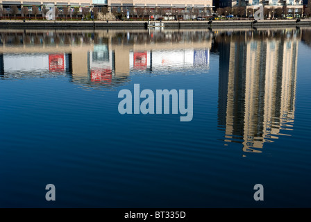 Riflessioni in acqua di Lowry Outlet Mall e punto di sovrani Salford Quays Manchester REGNO UNITO Foto Stock