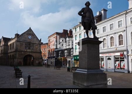 Shrewsbury piazza del mercato con il XVI secolo il mercato coperto e la statua di Clive dell India. Foto Stock