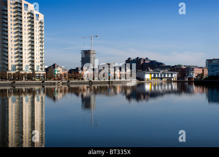 Punto sovrano appartamenti, e riflessione in acqua, Salford Quays Manchester REGNO UNITO Foto Stock