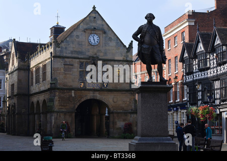 Shrewsbury piazza del mercato con il XVI secolo il mercato coperto e la statua di Clive dell India. Foto Stock