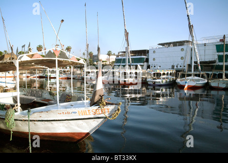 Felucche legato in porto, il fiume Nilo, Aswan, Alto Egitto Africa Foto Stock