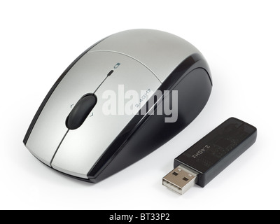 Mouse wireless con l'adattatore USB. Isolato su sfondo bianco con percorso di clipping. Foto Stock