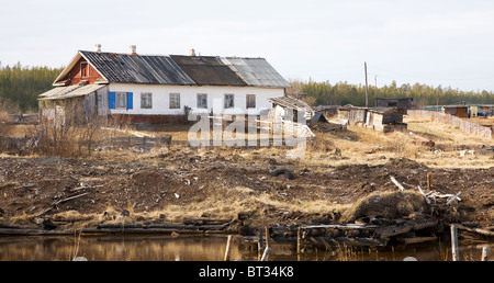 Il vecchio shabby rural casa in legno con una dipendenza Foto Stock