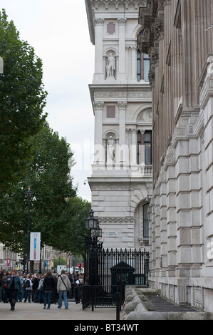 Whitehall, guardando verso Downing street, dove i turisti possono essere visto guardando attraverso i cancelli di sicurezza Foto Stock