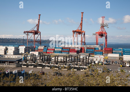 Porto di Seattle dal modo in Alaska viadotto. Immagine è stata scattata durante una chiusura dell'Alaska modo viadotto. Foto Stock