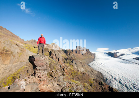 Un alpinista Skaftafellsjokull sopra nel Skaftafell National Park, questo ghiacciaio è in rapida recessione dovuta al cambiamento climatico Foto Stock