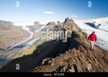 Un alpinista sul vertice di sopra Kristinartindar Skaftafellsjokull nel Skaftafell National Park, Islanda Foto Stock