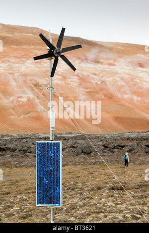 Tre forme di energia rinnovabile, eolica, solare e l'energia geotermica a un nuovo flusso di lava che ha eruttato durante il Krafla fire Foto Stock