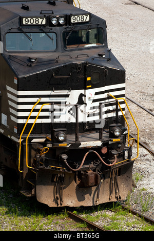 Norfolk Ferrovia Meridionale #9087 GE D9-40CW locomotore treno motore si siede nella Dickinson, WV cantiere ferroviario su una soleggiata giornata estiva. Foto Stock