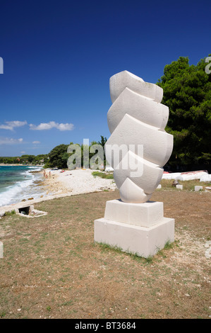 Sculture pubbliche "Le Vele" sulla riva del mare, la spiaggia di ciottoli di uno sfondo, Isola di Silba, Croazia Foto Stock