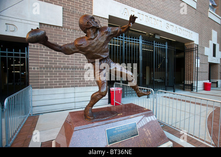 Statua commemora il gioco vincere Ave Maria passano da Doug Flutie contro gli uragani di Miami al di fuori Alumni Stadium Foto Stock