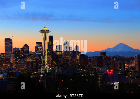 Lo skyline di Seattle all alba di un giorno di inverno in febbraio Foto Stock
