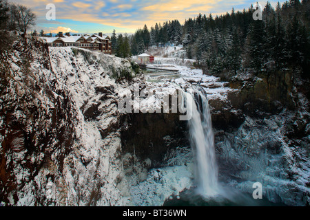 Inverno a Snoqualmie Falls nello stato di Washington, USA Foto Stock