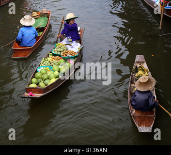 I commercianti al mercato galleggiante a Bangkok, in Thailandia Foto Stock