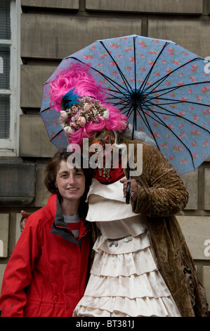 Elaine Davidson, il mondo più trafitto donna, che posano per una foto durante il Festival di Edimburgo Fringe, Scozia. Foto Stock