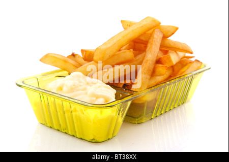 Porzione patatine fritte con mayonaise isolato su bianco Foto Stock