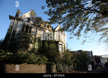 Grande casa abbandonata in avanzato stato di decadimento, morriston, Swansea, Wales, Regno Unito. Foto Stock