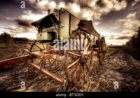 1890 Attrezzature agricole in esterno e in campo con il Cielo di estate Foto Stock