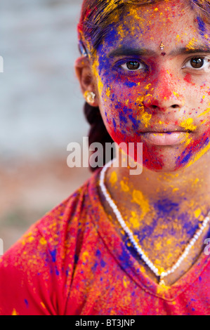 Giovane ragazza indiana coperto di polvere colorata pigmento Foto Stock