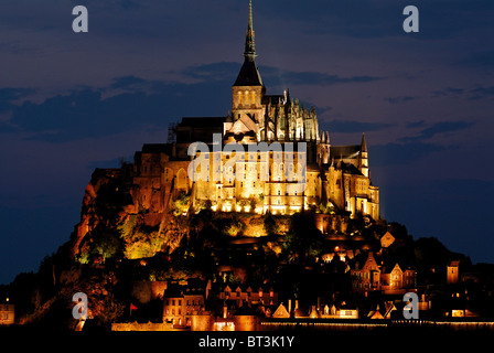 Francia Normandia : Le Mont Saint Michel di notte Foto Stock