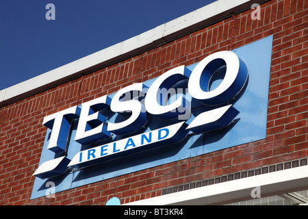 Tesco Irlanda segno, Longwalk Shopping Cente di Dundalk, Co. Louth, Irlanda Foto Stock