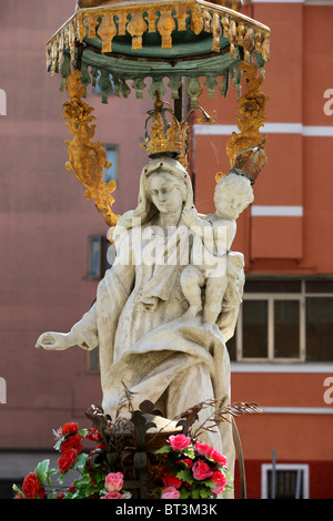 Chioggia, Vena canal, una statua della Madonna con il Bambino Gesù, oliva, laguna, Venezia, Italia Foto Stock