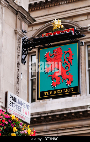 Il Pub Red Lion segno, Parlamento Street, Londra, Inghilterra, Regno Unito Foto Stock