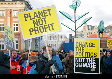 I dimostranti presso la grande manifestazione di fronte al palazzo del Parlamento a Copenhagen alla Conferenza delle Nazioni Unite sui cambiamenti climatici. Il clima di marzo. Foto Stock