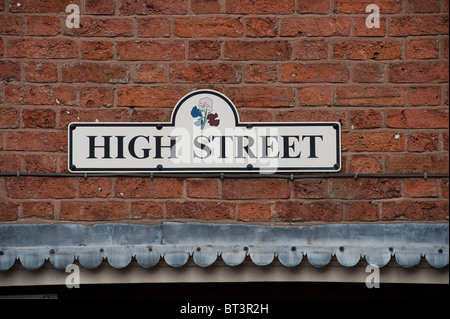 Strada segno fissato ad una parete di mattoni in una cittadina inglese. Foto Stock