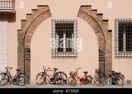 Ravenna, Italia. Vecchio di secoli di mattoni decorativi arch ha rivelato attraverso la parete stuccato. Foto Stock