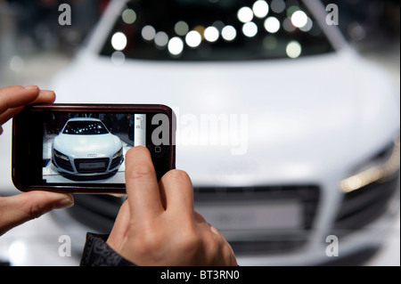 Visitatore fotografare Audi R8 GT al Paris Motor Show 2010 Foto Stock