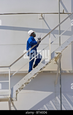 Olio di Luba Freeport. Fattoria di serbatoio di alimentazione di olio per operazioni di rifornimento per le navi prendendo sul carburante e gasolio al porto Foto Stock