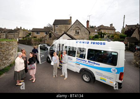 La Comunità Tirley autobus 'Jillywood' Tour - passeggeri nel Gloucestershire villaggio di Bisley Foto Stock