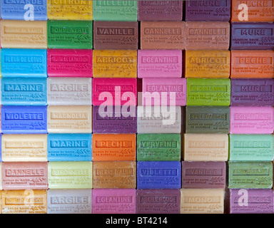 Dettaglio del multi barre colorate di sapone sul mercato in stallo area della Bastiglia di Parigi Francia Foto Stock