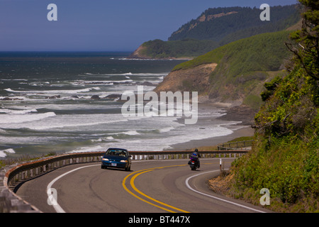 Firenze, OREGON, Stati Uniti d'America - Auto il traffico sul percorso panoramico 101 su central Oregon Coast. Foto Stock