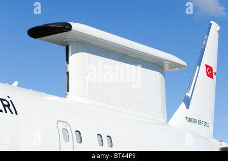 MESA alloggiamento radar su un Boeing 737-7ES la pace Eagle azionata dall'aviazione militare turca in mostra statica al salone Farnborough Airshow. Foto Stock