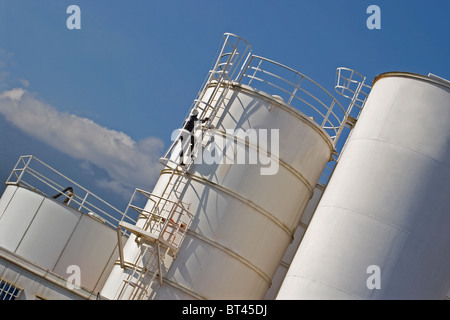 Olio di Luba Freeport. I serbatoi di stoccaggio di prodotti chimici in bulk di sulla banchina porta per l'utilizzo in offshore produzione di olio Foto Stock