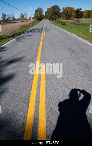 Fotografi ombra sulla autostrada convergenti. Foto Stock