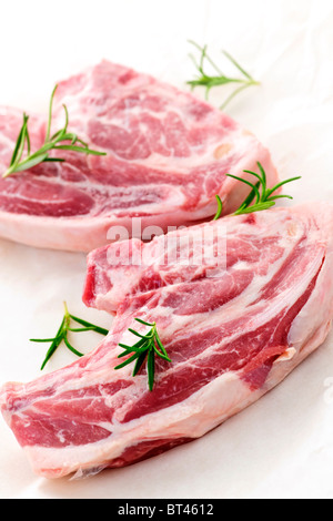 Due crudo fresco costolette di agnello con erbe di rosmarino Foto Stock