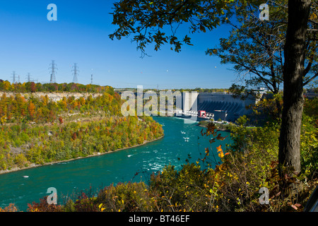 Fiume Niagara con potenza stazione di generazione di New York Power Authority Lewiston NY USA Foto Stock