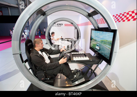 I visitatori con la Toyota simulatori di guida al Paris Motor Show 2010 Foto Stock