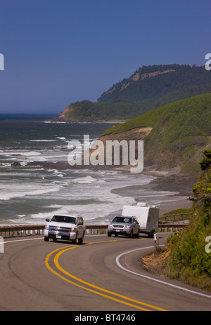 Firenze, OREGON, Stati Uniti d'America - Auto il traffico sul percorso panoramico 101 su central Oregon Coast. Foto Stock