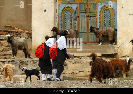 Due ragazze in uniforme scolastica tornando a casa dalla scuola, città di Nakhl, Sultanato di Oman Foto Stock