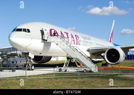 Boeing 777-3DZ ER azionato da Qatar Airways in mostra statica al salone Farnborough Airshow di Foto Stock