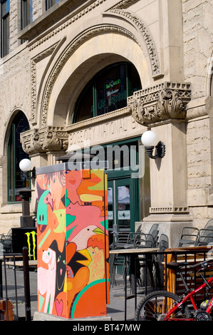 Street Art, Cane bianco con fili Earcap Parade di Tarmo Watia, a Boise City National Bank, Idaho Foto Stock