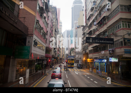 Tipica strada in Kowloon, Hong Kong, massive accesa insegne illuminano la via per gli acquirenti Foto Stock