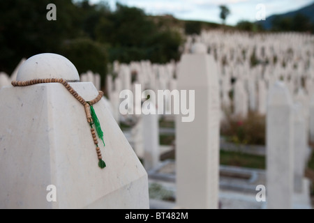 Uno dei 1487 lapidi in Kovaci musulmana del cimitero di guerra a Sarajevo dove shahids e caduti soldati di guerra furono sepolti. Foto Stock