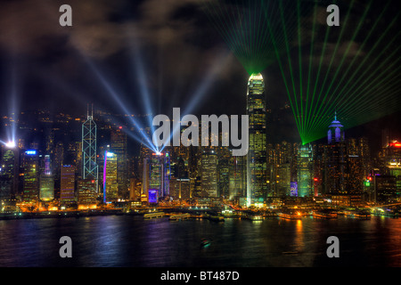 In questa sinfonia di luci, spettacolo multimediale, la combinazione di luci, musica e luce laser sull isola di Hong Kong.hong kong laser light show Foto Stock